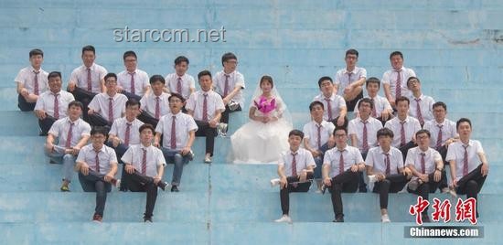 病重男孩与全班拍毕业照次日离世：生命最后的温暖定格